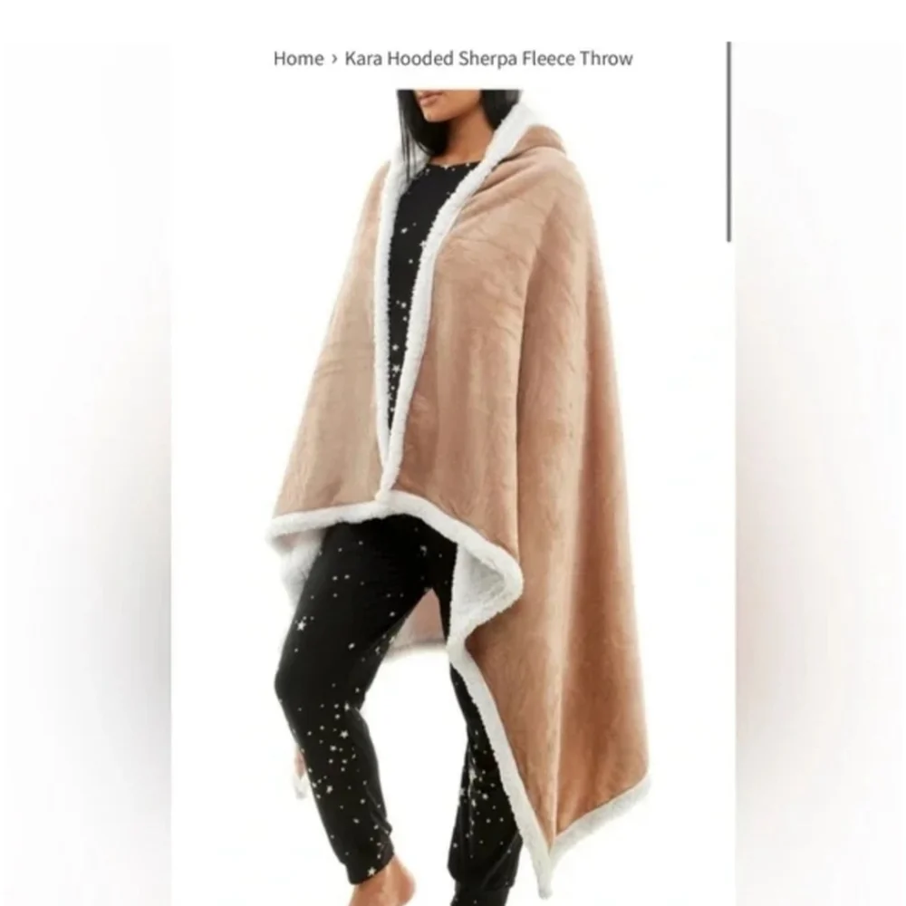 NWT Socialite Faux Sherpa Hooded Throw